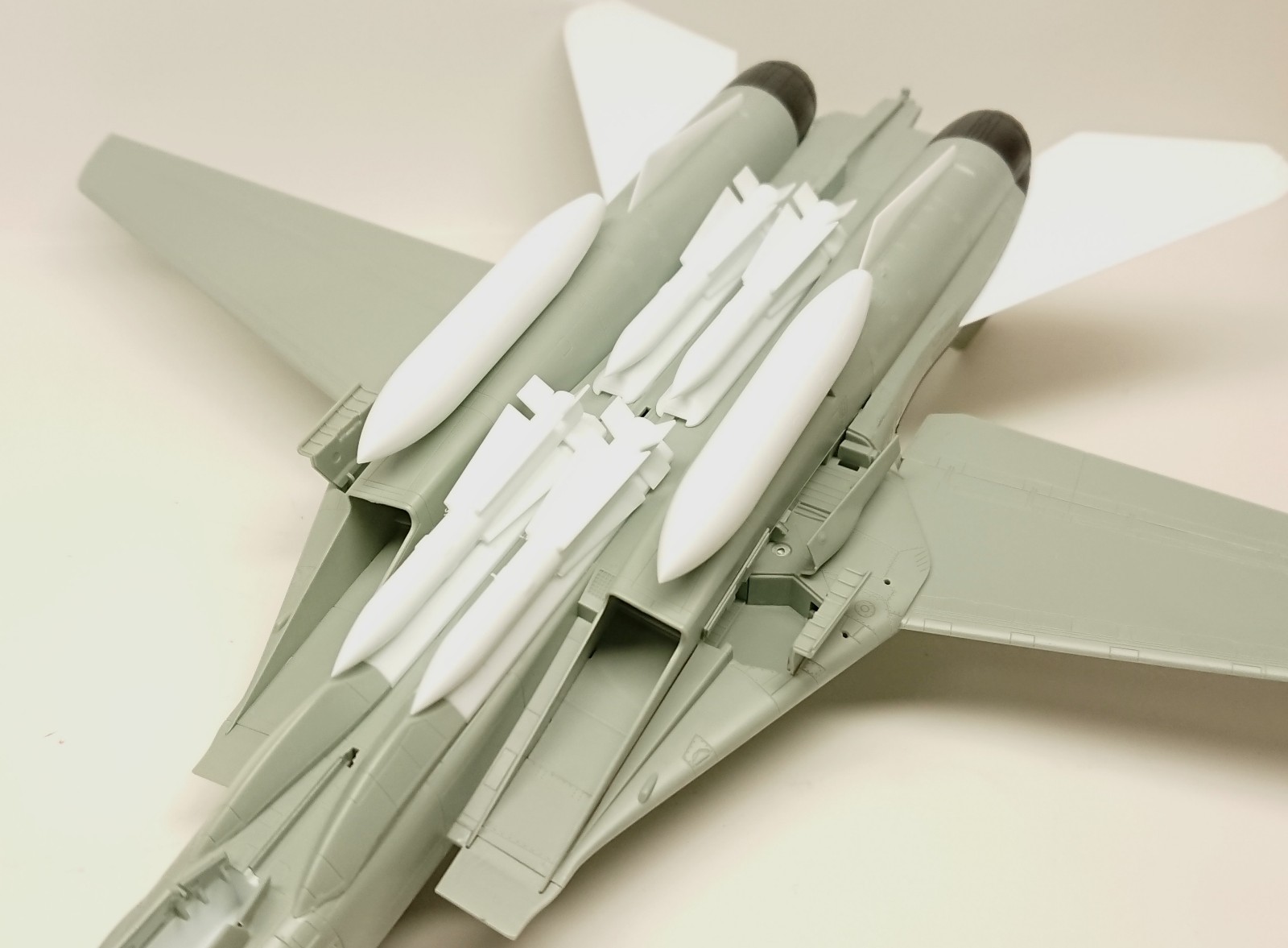 塗装不要の戦闘機プラモデル！童友社 1/72 凄プラモデルシリーズ 第6弾「F-14Aトムキャット」を製作レビュー | 初心者プラモデル道